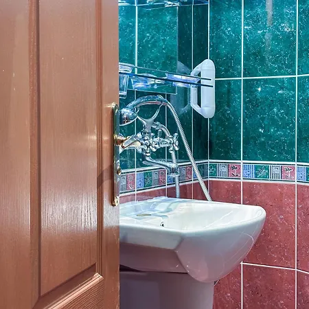 Family Chiplakoff מלון